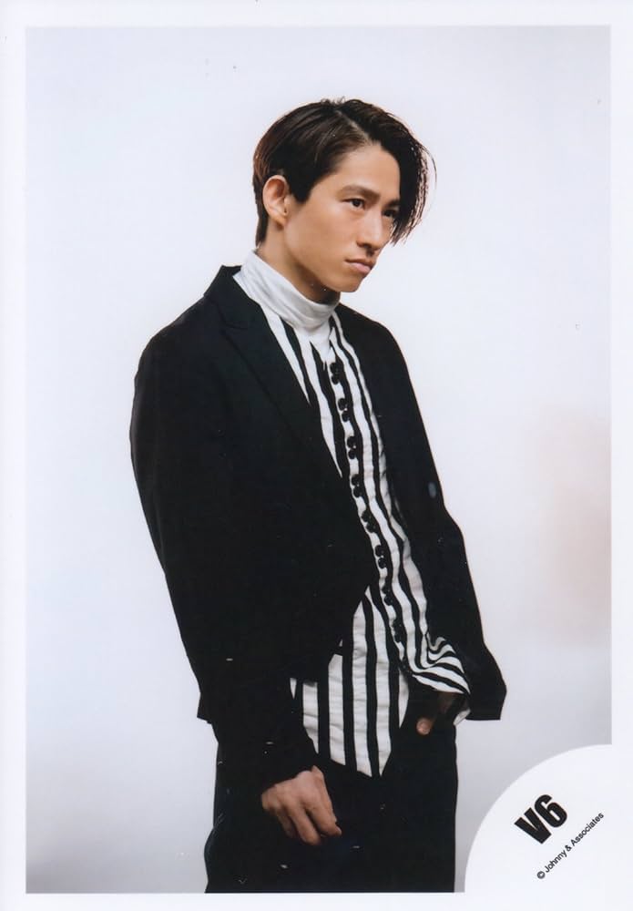 Amazon.co.jp: V6 公式生写真（三宅健）VMI00100 : ホビー